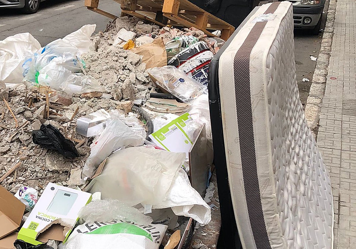 Vista de una cuba que genera incomodidad por basura a los vecinos.