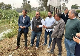 El delegado territorial Fernando Fernández, junto al alcalde Félix Lozano y técnicos municipales, durante la visita a las actuaciones realizadas en Pizarra.
