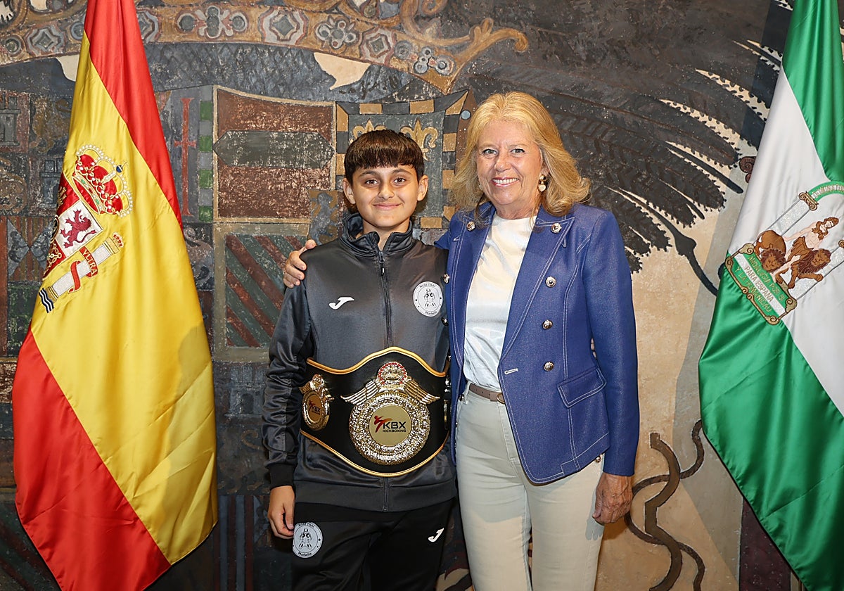 La alcaldesa de Marbella, Ángeles Muñoz, junto a Sameul Sánchez.