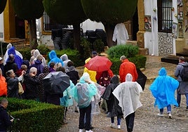 Turistas recorren el casco histórico de Ronda protegidos con chubasqueros y paraguas durante las lluvias.