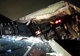 Imagen del camión accidentado este jueves en la A-45.