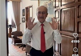 Una de las imágenes de su nuevo 'Repaso mensual' en redes, en Antealcaldía del Ayuntamiento de Málaga, donde empieza su turné por la ciudad.