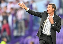 Cuco Ziganda, dando instrucciones a sus futbolistas en un partido reciente.