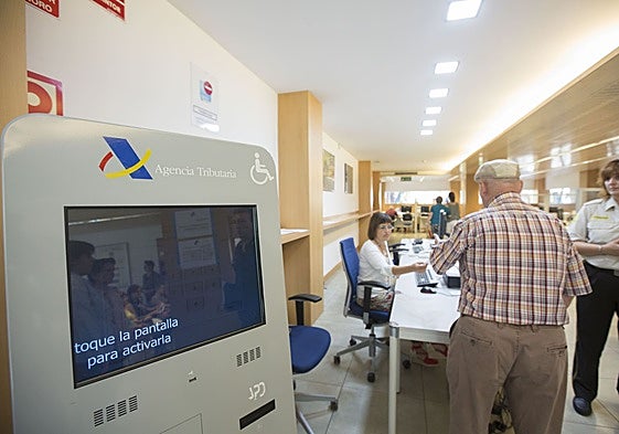 Contribuyentes, en una oficina de la Agencia Tributaria