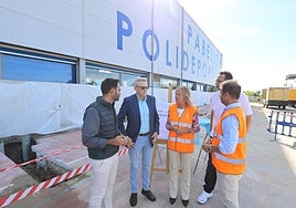 La alcaldesa, Ángeles Muñoz, junto a los ediles de Obras y Deportes y los presidentes del Marbella Basket y el Club Baloncesto Marbella.