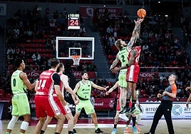 El Unicaja resucita a tiempo y gana en Zaragoza (79-86)