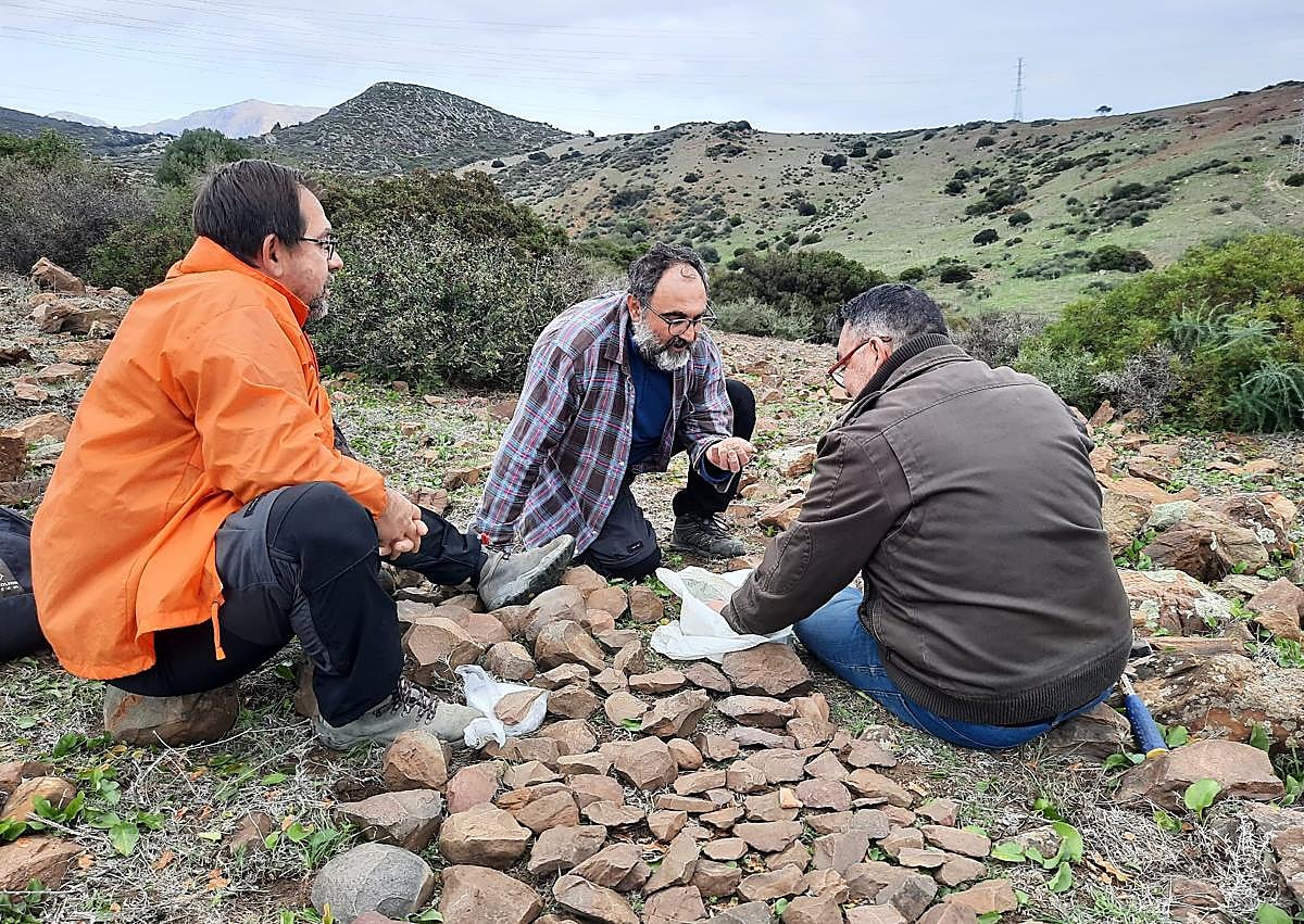 Imagen secundaria 1 - Recreación de la ciudad romana de Lacipo en Casares, tras los últimos descubrimientos. Abajo, miembros de la cooperativa Acaire durante las nuevas prospecciones en el territorio de Lacipo