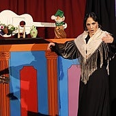 Ana Pastrana con los títeres de Antonio Pino