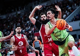 Djedovic, que acabó eliminado, trata de pasar el balón a un compañero.