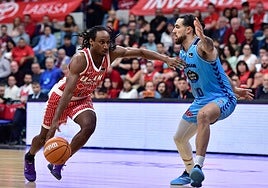 Francis Alonso defiende a Forrest en el Murcia-Breogán de ayer.