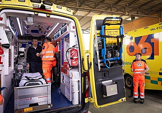 El consejero Antonio Sanz junto a los profesionales del CES-061 de Málaga, en su visita de este domingo.