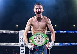 'Goat Mido', celebrando en el 'ring', con su cinturón, su último triunfo.