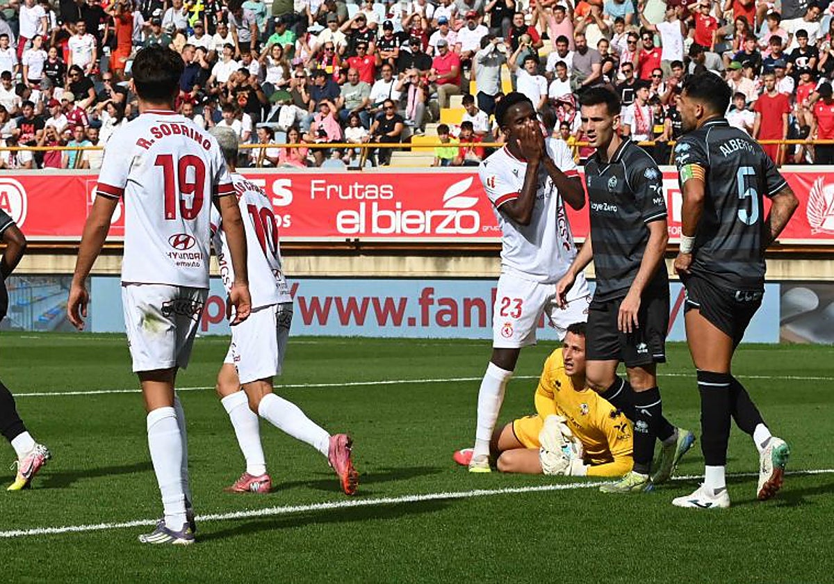 Selu Diallo se lamenta tras fallar una ocasión frente al Castellón en el Reino de León.