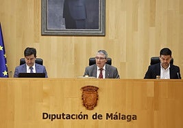 Francis Salado, presidente de la Diputación, en el centro, en el pleno de este lunes.