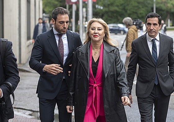 Carolina España, a su llegada a la reunión con miembros de su equipo.