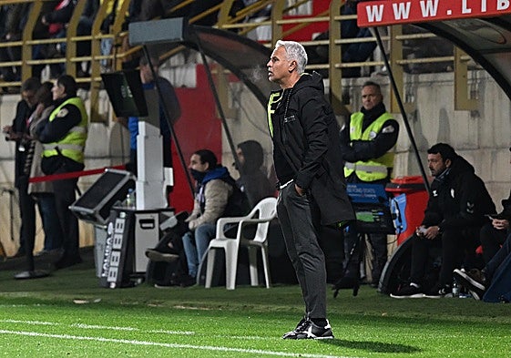 Sergio Pellicer, en la banda del Reino de León observando el partido.