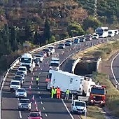 Imagen del camión accidentado, este lunes, en Caleta de Vélez.