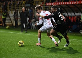 Rafa persigue a Yayo, en el tramo final del partido de este lunes.