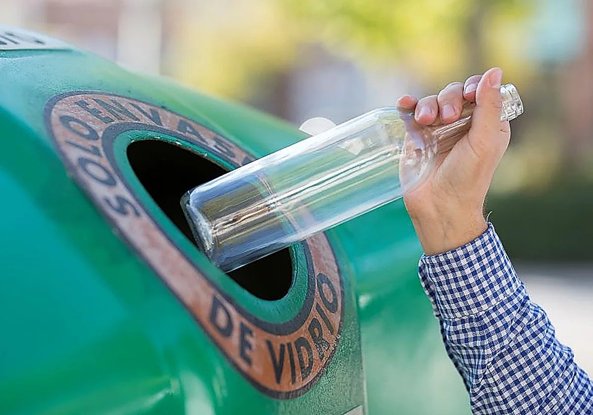 Reciclaje de vidrio en un contenedor.
