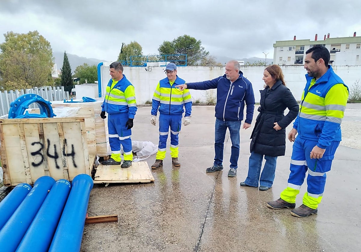 La delegada municipal de Obras, Concha Muñoz, junto a personal técnico durante la supervisión del material destinado a la nueva conducción de abastecimiento.