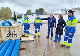 La delegada municipal de Obras, Concha Muñoz, junto a personal técnico durante la supervisión del material destinado a la nueva conducción de abastecimiento.