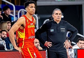 Tyson Pérez, en un partido con España junto a Sergio Scariolo.