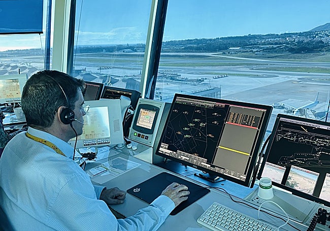 David González, jefe de la torre de Málaga, durante el ensayo.