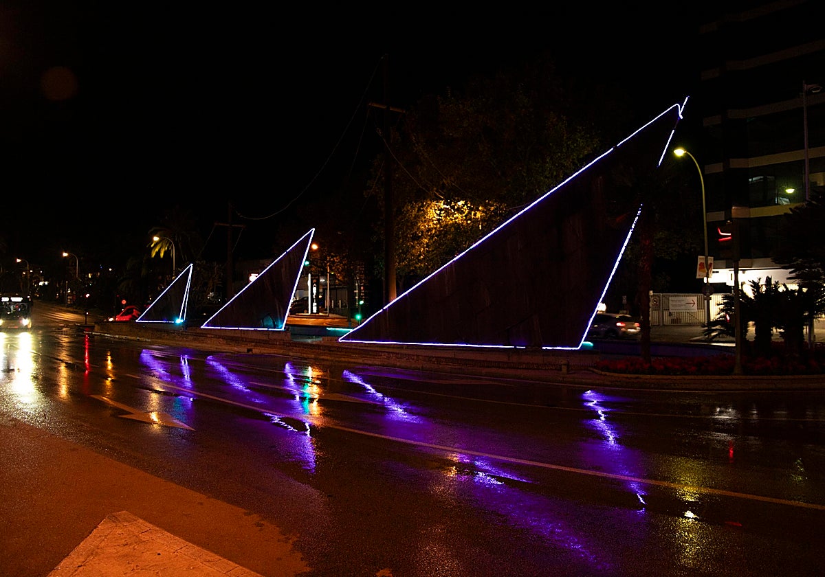 La rotonda de Manuel Haro, conocida como los Tres Barcos, iluminada con motivo del Día del Niño Prematuro.