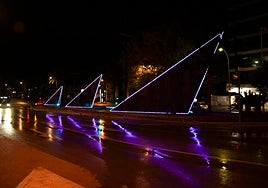 La rotonda de Manuel Haro, conocida como los Tres Barcos, iluminada con motivo del Día del Niño Prematuro.