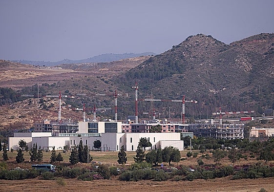 Construcción de viviendas de protección oficial al oeste del campus de Teatinos.
