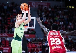 Alberto Díaz lanza un triple en el partido contra el Zaragoza.