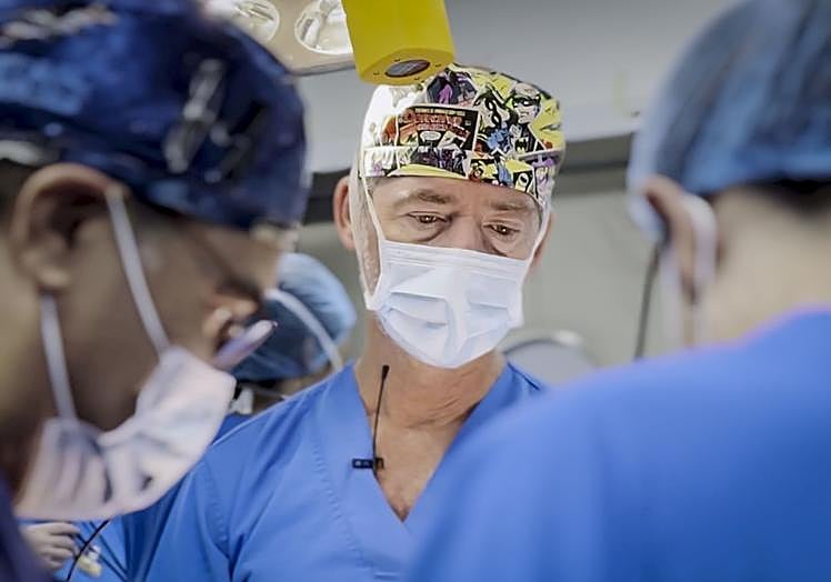 Dr. Gosálbez durante la primera intervención quirúrgica del XXII Curso de Hipospadias en HLA El Ángel.