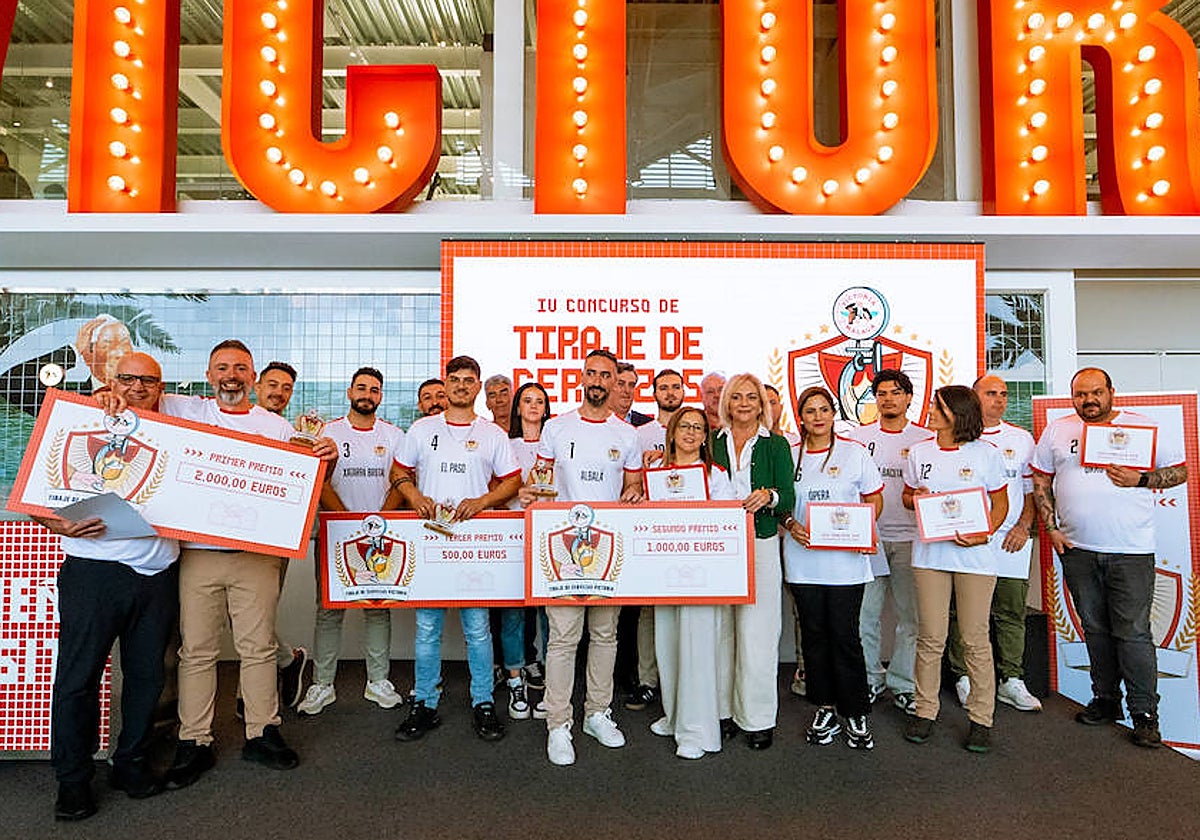 Foto de familia de organizadores y finalistas.