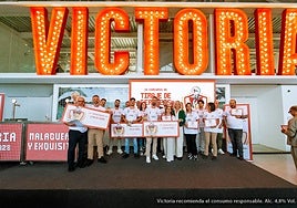 Foto de familia de organizadores y finalistas.