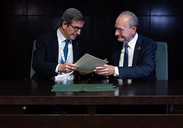 Paradela y De la Torre, tras firmar la adhesión.