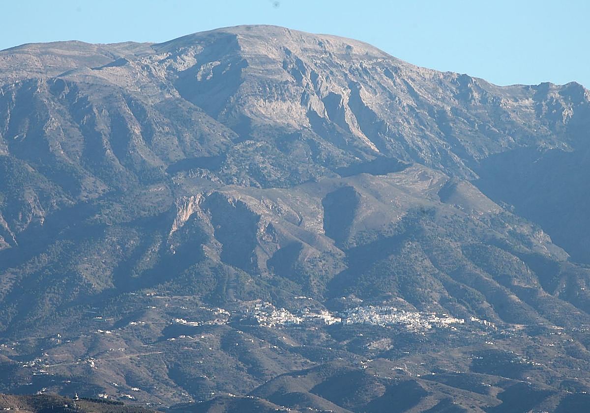 Imagen principal - Sierra Tejeda y su cumbre y, en su ladera sur, Canillas de Aceituno (foto 1). Vista de El Borge desde el cerro Patarra (foto 2). A los pies Macharaviaya y, al fondo, el Mediterráneo (foto 3),