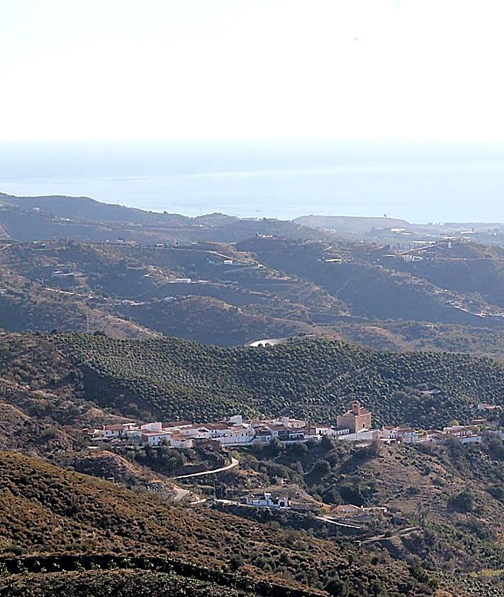 Imagen secundaria 2 - Sierra Tejeda y su cumbre y, en su ladera sur, Canillas de Aceituno (foto 1). Vista de El Borge desde el cerro Patarra (foto 2). A los pies Macharaviaya y, al fondo, el Mediterráneo (foto 3),