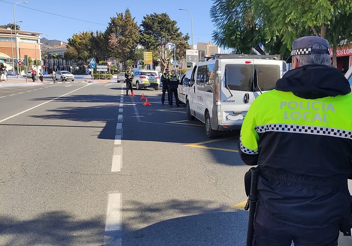 Imagen de archivo de un control de la Policía Local de Nerja en la avenida de Pescia.