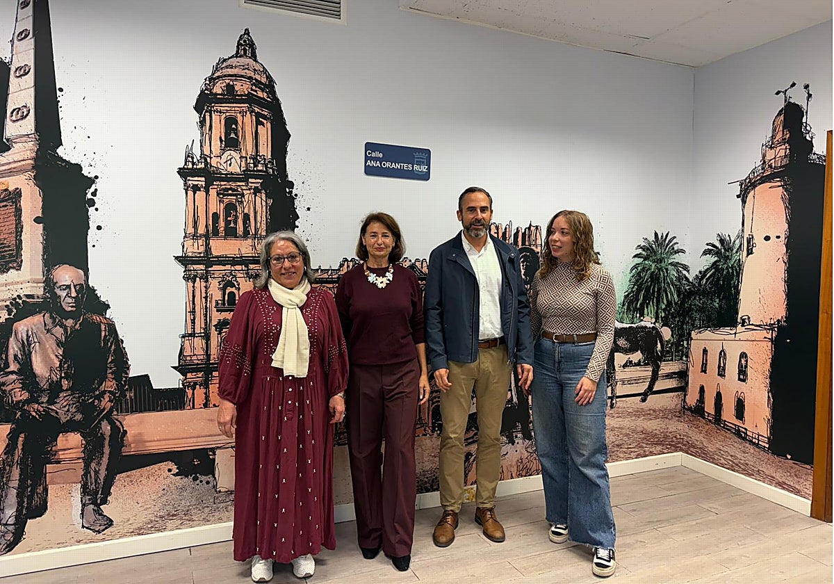 Los concejales Mari Carmen Sánchez, Rosa del Mar Rodríguez, el portavoz Dani Pérez, y la asesora Alicia Martín, en el grupo socialista delante de la simulación de la calle Ana Orantes, que también reivindican.