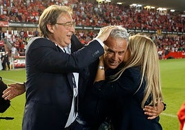 Sergio Pellicer, abrazado por su mujer y por Loren Juarros tras el ascenso del Málaga en Tarragona.