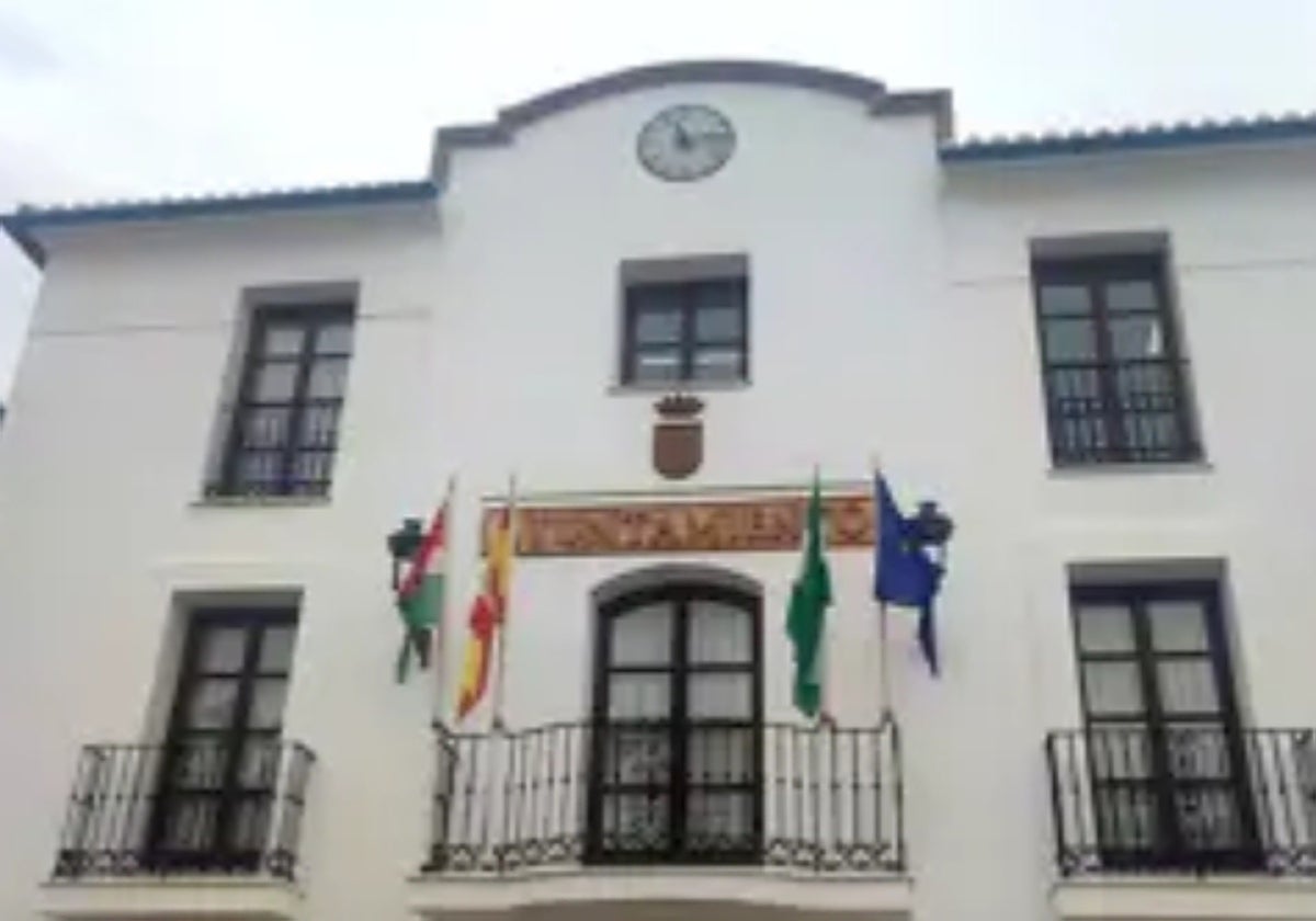 Fachada del Ayuntamiento de Alozaina.