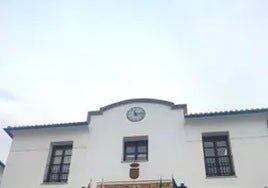 Fachada del Ayuntamiento de Alozaina.