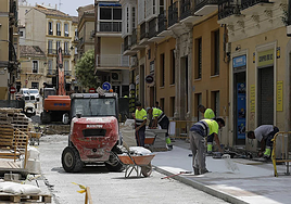 Empleados de la construcción trabajando en Málaga.
