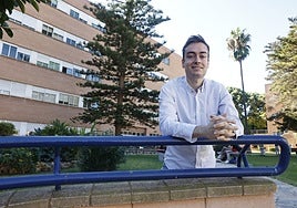 Juan Jesús Antúnez, en los jardines de la Facultad de donde estudió cinco años. Económicas,