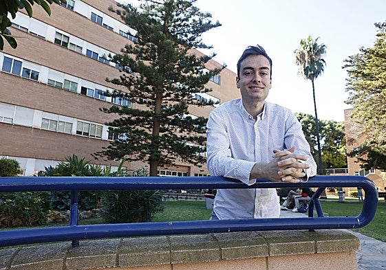 Juan Jesús Antúnez, en los jardines de la Facultad de donde estudió cinco años. Económicas,