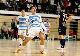 Javi Campano celebra su gol ante O Parrulo.
