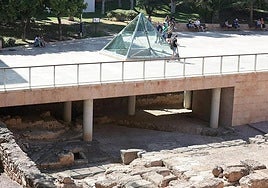 La zona que queda bajo la calle Alcazabilla es la que se quiere hacer visitable desde hace cinco años.