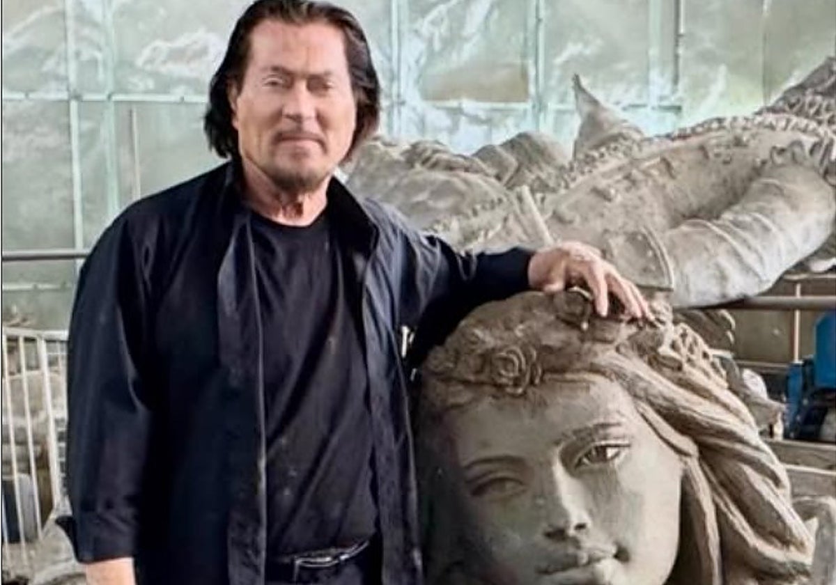 El escultor Ginés Serrán, con su escultura de Venus.