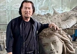 El escultor Ginés Serrán, con su escultura de Venus.