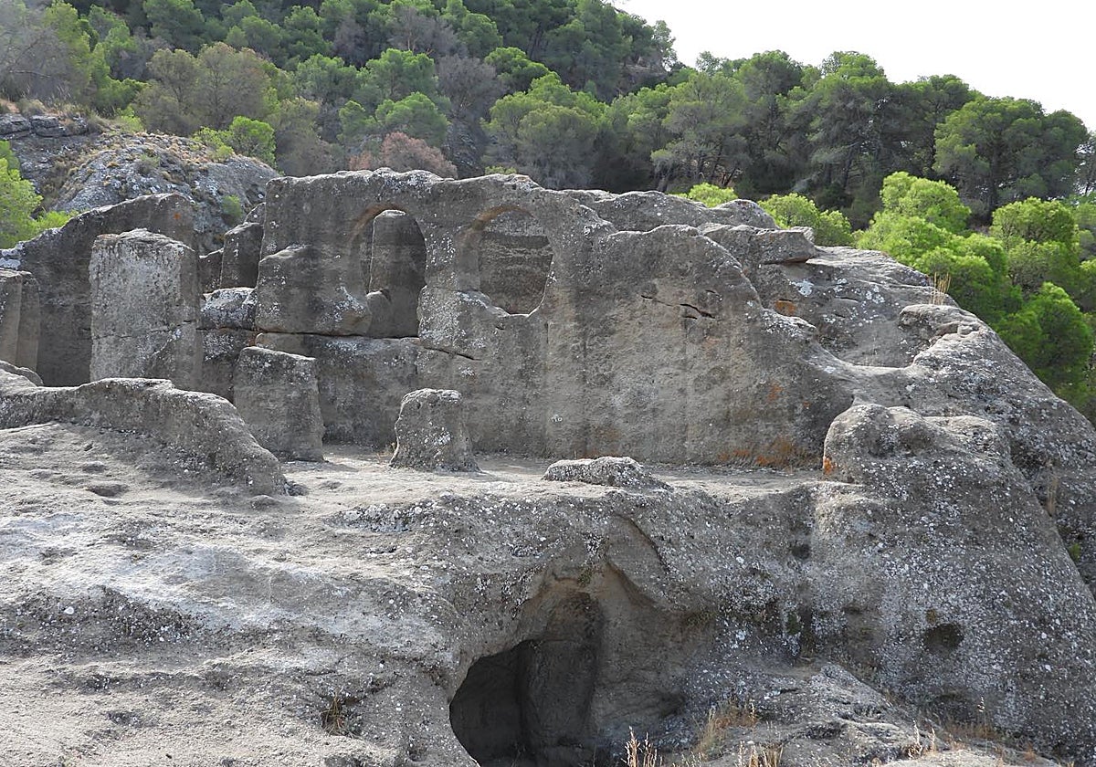 Restos de la iglesia rupestre de Bobastro, excavada en la roca y considerada la construcción mozárabe más temprana de la zona, en pleno paisaje de las Mesas de Villaverde.
